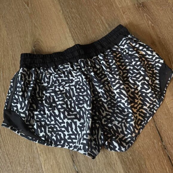 Lululemon Black White Print Hotty Shorts Size 6 - Picture 3 of 5
